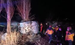 Refüje çarpan otomobilin sürücüsü hayatını kaybetti