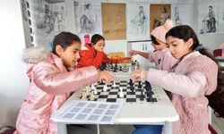 Aydınlı öğrenciler satranç öğreniyor