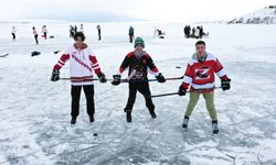 Buz hokeyini Çıldır Gölü'nde oynadılar