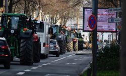 Almanya'da çiftçiler, traktörlerle yolları kapattı