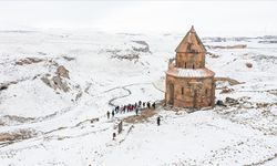 Ani Ören Yeri ziyaretçilerini karla kaplı güzelliğiyle ağırlıyor