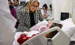 AK Partili Çankırı, Bayraklı Şehir Hastanesi'nde yeni yılın ilk bebeğini ziyaret etti