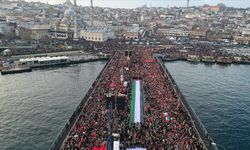 "Şehitlerimize rahmet, Filistin'e destek" etkinliği için on binlerce kişi Galata Köprüsü'ne yürüdü