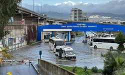 İzmir'de kuvvetli rüzgar ve sağanak hayatı olumsuz etkiliyor