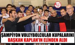 Şampiyon voleybolcular kupalarını  Başkan Kaplan’ın elinden aldı