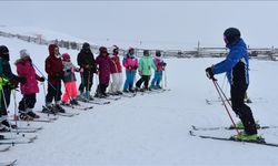 Öğrencilere ücretsiz kayak eğitimi veriliyor