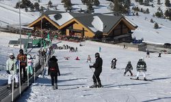 Yeni yıla Kartalkaya'da giren tatilciler, 2024'ün ilk gününü kayak keyfiyle geçirdi