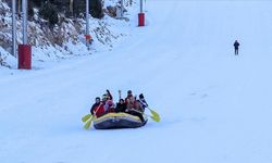 Erzincan'da doğa tutkunları karda rafting yaptı