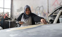 Kütahyalı Emine usta 22 yıldır sanayide eşiyle oto kaporta ve boya işi yapıyor