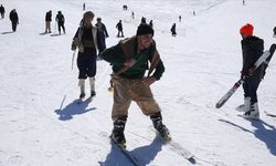 Gençler yöresel kıyafetleri ve tahta kayak takımlarıyla kar festivaline katıldı