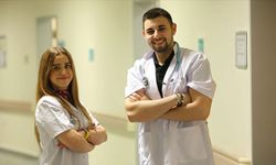 Doktor çift hastalarının sağlığı için ayrı şehirlerde mesai yapıyor