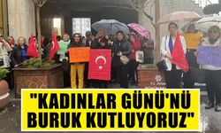 Kadınların yürüyüşüne yağmur engeli