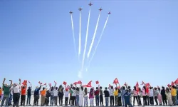 Türk Yıldızları'nın kahraman pilotları, çocuklara 23 Nisan coşkusu yaşattı