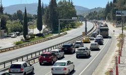 İzmir ve Aydın'da turizm güzergahlarında trafik yoğunluğu yaşandı