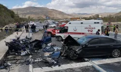 İki otomobil kafa kafaya çarpıştı: 3 kişi hayatını kaybetti
