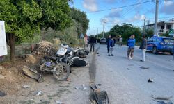 4 motosiklet ve kamyonete çarpan otomobildeki 2 kişi yaralandı