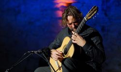 Gitarist Marcin Dylla, Çeşme Kalesi'nde konser verdi