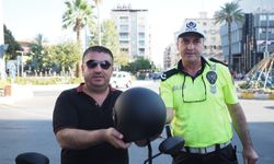 Polis ekipleri motosiklet sürücülerine kask dağıttı