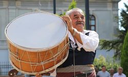 Davuluyla dünyayı gezen babasının mirasını yaşatıyor