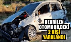 Devrilen otomobildeki 2 kişi yaralandı