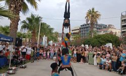 Kuşadası sokak festivali tam gaz sürüyor