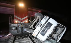 Yolcu treni raylarda bırakılan beton pompası aracına çarptı