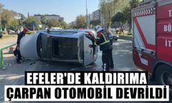 Efeler'de kaldırıma çarpan otomobil devrildi