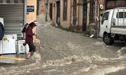 İzmir'de kuvvetli sağanak yaşamı olumsuz etkiliyor