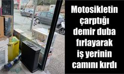 Motosikletin çarptığı demir duba fırlayarak iş yerinin camını kırdı