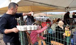 Ülkelerine dönen Suriyeli çocuklara süt dağıtmak için Ankara'dan Hatay'a geldi