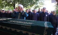 İngiltere'de cansız bedeni bulunan Türk akademisyen İzmir'de defnedildi