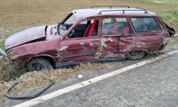 Devrilen otomobildeki 6 kişi yaralandı