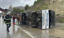 Yolcu midibüsü devrildi, 15 kişi yaralandı