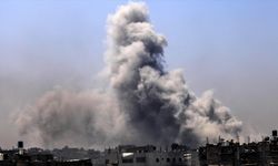 İsrail'in Gazze'de yerinden edilenlerin sığındığı okulu bombalaması sonucu 15 kişi öldü