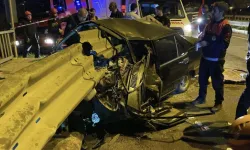 Otomobil bariyere saplandı, hurdaya dönen araçtan sürücü sağ çıktı