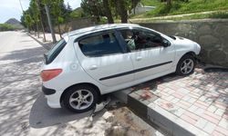Mezarlık duvarına çarpan otomobildeki 5 kişi yaralandı