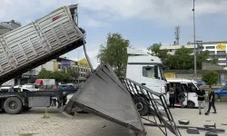 Seyir halindeki tırın açılan damperinin çarptığı üst geçit yıkıldı