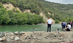 Serinlemek için dereye giren çocuk boğuldu