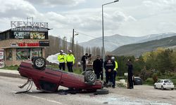 Devrilen otomobilden yaralı kurtuldular
