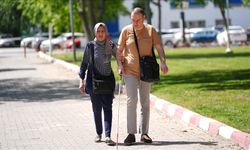 Fedakar anne görme engelli oğlunun elini 39 yıldır bırakmıyor