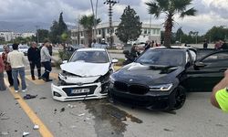 2 otomobilin çarpıştığı kazada 5 kişi yaralandı