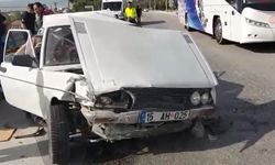 Kamyonetin çarptığı otomobildeki 3 kişi yaralandı