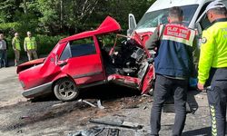 Minibüs ile otomobilin çarpışması sonucu 2 kişi öldü, 1 kişi yaralandı