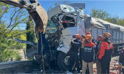 2 tır ve otomobil çarpıştı, 1 kişi yaralandı