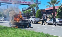 Seyir halindeyken alev alan kamyonet yandı