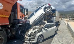 Sürücüsünün kontrolünden çıkan kamyon sanayi girişindeki 15 araca çarptı