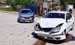 İki otomobil çarpıştı: 7 kişi yaralandı