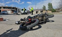 Hafif ticari araçla çarpışan motosikletin sürücüsü öldü