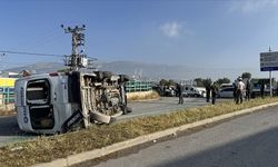 İşçi servisi ile otomobilin çarpıştığı kazada 12 kişi yaralandı
