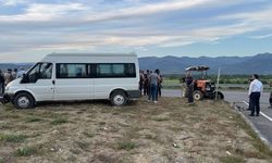 Minibüs ile traktörün çarpıştığı kazada 7 kişi yaralandı